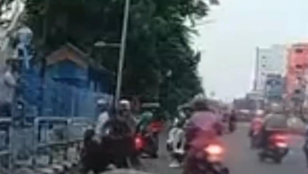 Adu Jotos Sengit Dua Pria Akibat Senggolan Motor