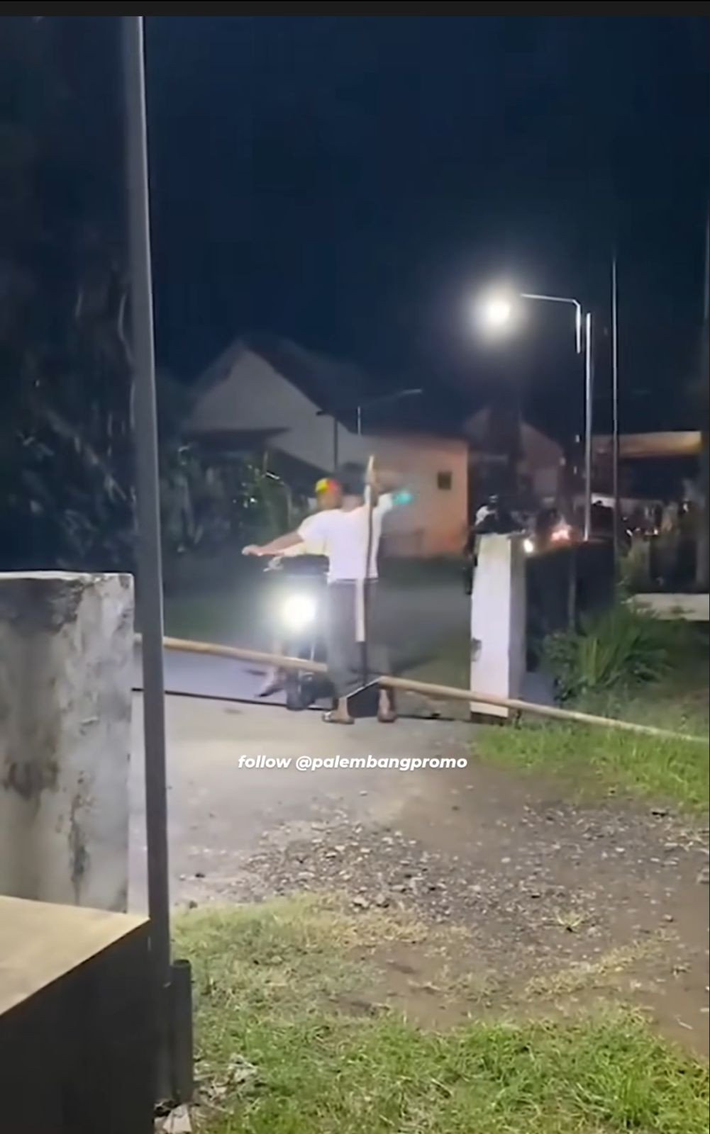 Aksi Heroik Bapak ini Tunai Pujian Netizen: Hadang Remaja Geng Motor Hindari Kejaran Polisi