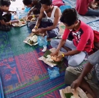 Berikan Nasi Bungkus Ke Pengungsi Rohingya Minta Tambah: 2 Bungkus Nasi Baru Puas