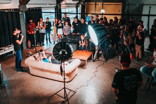 Cara Menarik Perhatian Audiens Ketika Berbicara Di Depan Umum