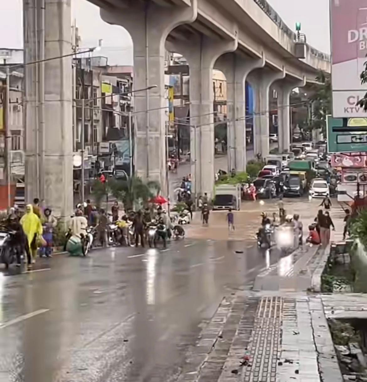 Darurat Banjir: Palembang Dilanda Kemacetan Berkepanjangan, Banyak Kendaraan Mogok