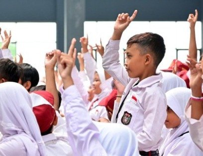 DPR RI Respon Kebijakan Seragam Sekolah Baru: Beban Orang Tua Siswa
