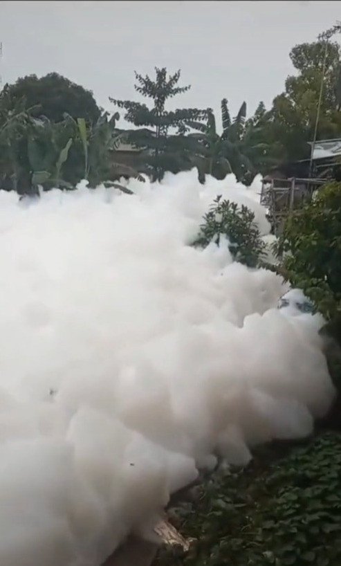 Fenomena Limbah Busa Putih Penuhi Kali Bak Negeri Diatas Awan