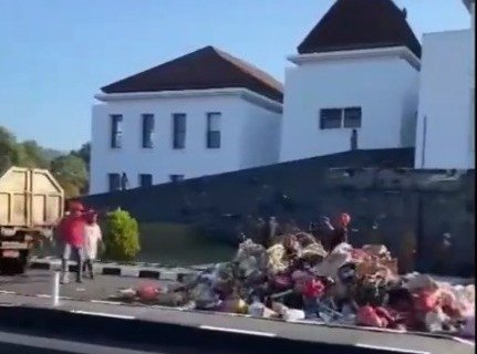 Gaji 3 Bulan Belum Dibayar, Pekerja Kebersihan Buang Tumpukan Sampah Di Depan Kantor Bupati