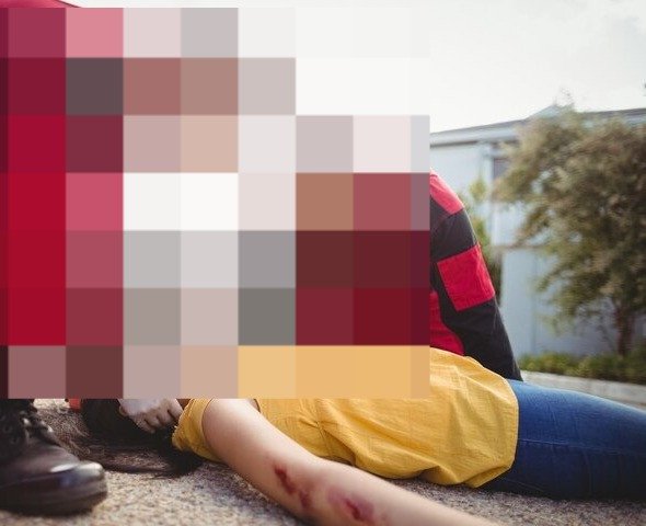 Geger! Seorang Wanita Misterius Jatuh dari Jembatan Penyeberangan Orang Ke Trotoar