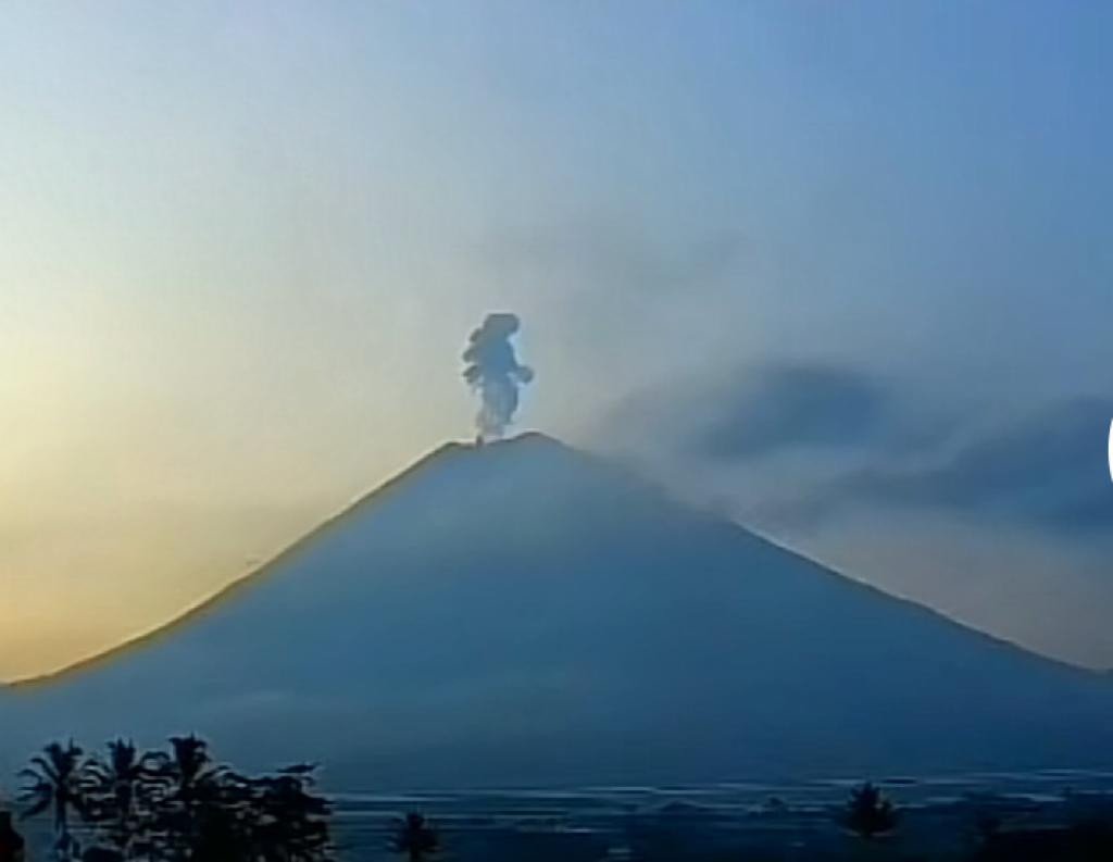 Gunung Semeru Kembali Erupsi Pagi Ini, Tinggi Letusan Capai 300 Meter