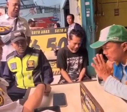 Juru Parkir Ini Dipecat oleh Dinas Perhubungan Usai Ancam Akan Menggorok Leher Pegawai Warung Soto