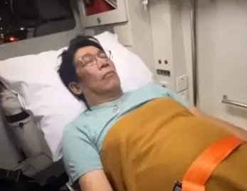 Kabar Mengejutkan: Komedian Parto Terbaring Lemas di Mobil Ambulan