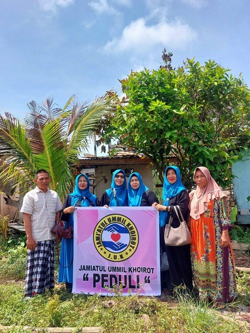 Komunitas Sodaqoh Jamiatul Ummil Khoirot memberikan bantuan untuk korban kebakaran di daerah Sunter Kenten Laut