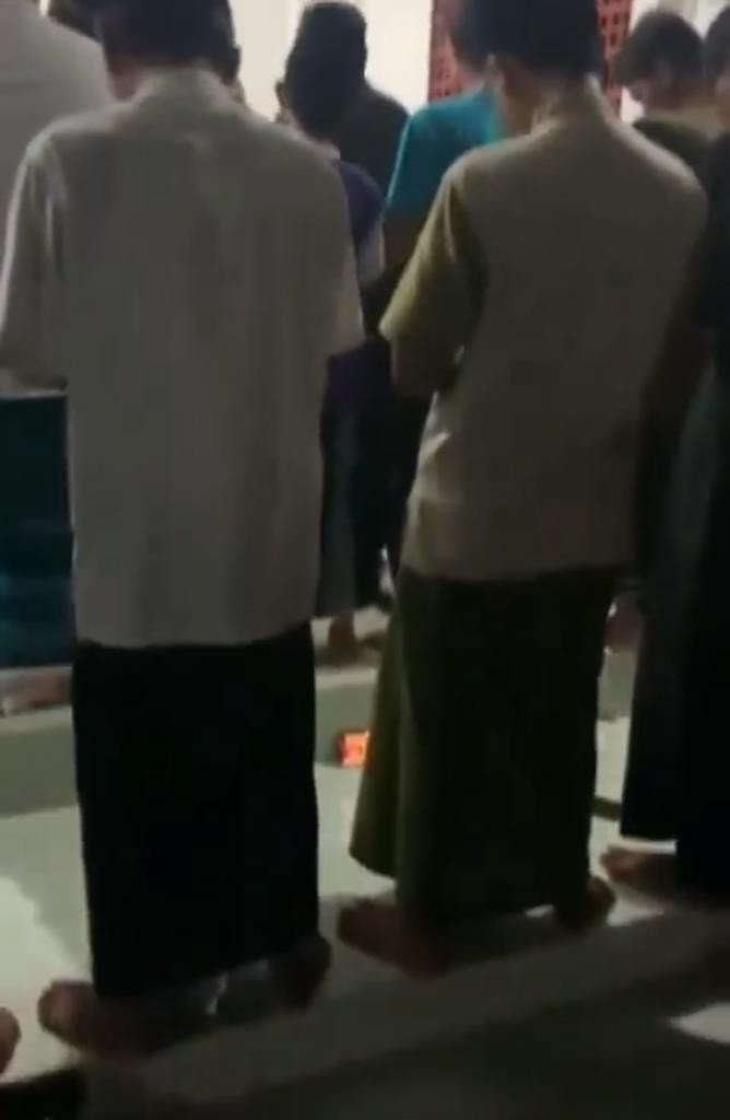 Miris! Seorang Pria Main Judi Slot Online Saat Solat Berjamaah Di Masjid