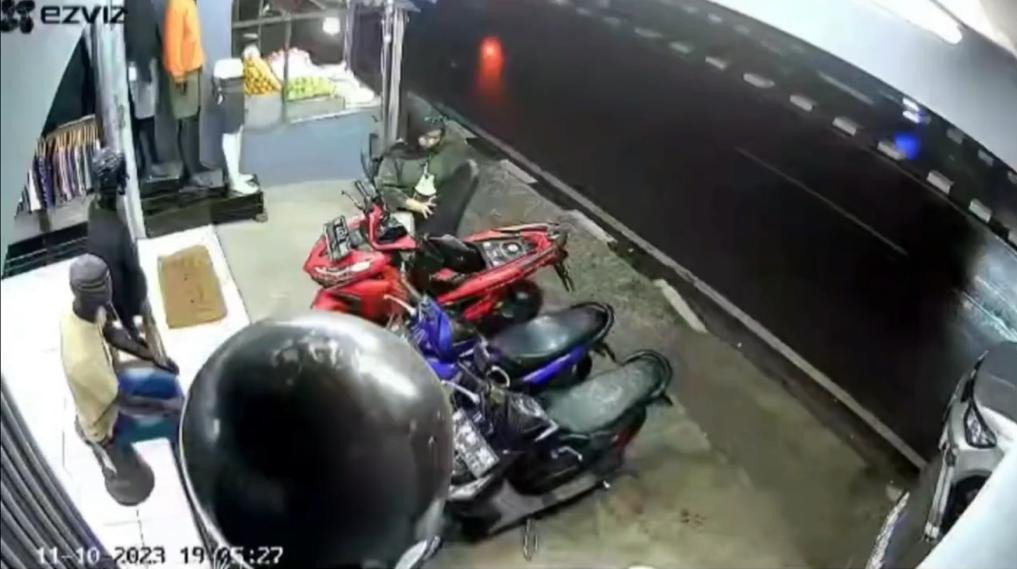 Miris! Seorang Wanita Terekam CCTV Tega Curi Uang Teman Sendiri di Jok Motor Saat Sedang Parkir