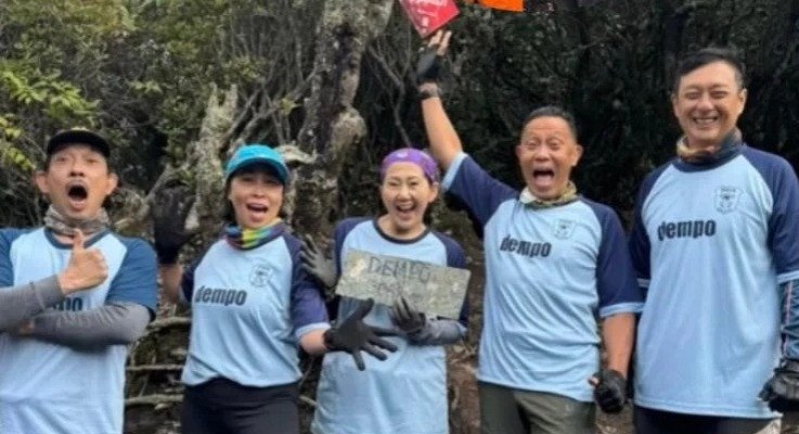 Momen Spesial: Bapak-Bapak dan Ibu-Ibu Lansia Rayakan 40 Tahun Kelulusan dengan Mendaki Gunung Dempo