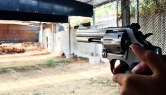Ngeri! Maling Motor Lepas Tembakan di Depan Polda