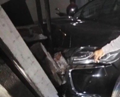 Pajero Sport Dikemudikan Remaja 15 Tahun Hantam Dua Rumah Hingga Ambruk