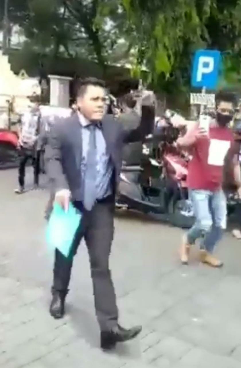 Pengacara Hamburkan Uang Rp 40 Juta di Depan Mapolsek Banyuwangi