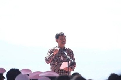 Presiden Jokowi Sentil Luhut Gunakan Sepatu Brand Luar