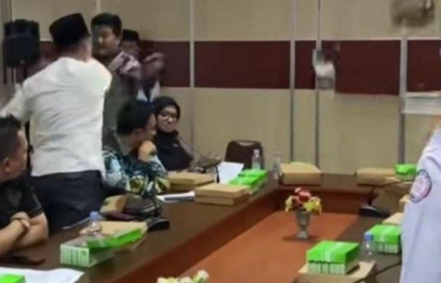 Rapat DPRD Ricuh, Anggota Dewan Lempar Nasi Kotak ke Pejabat PUPR