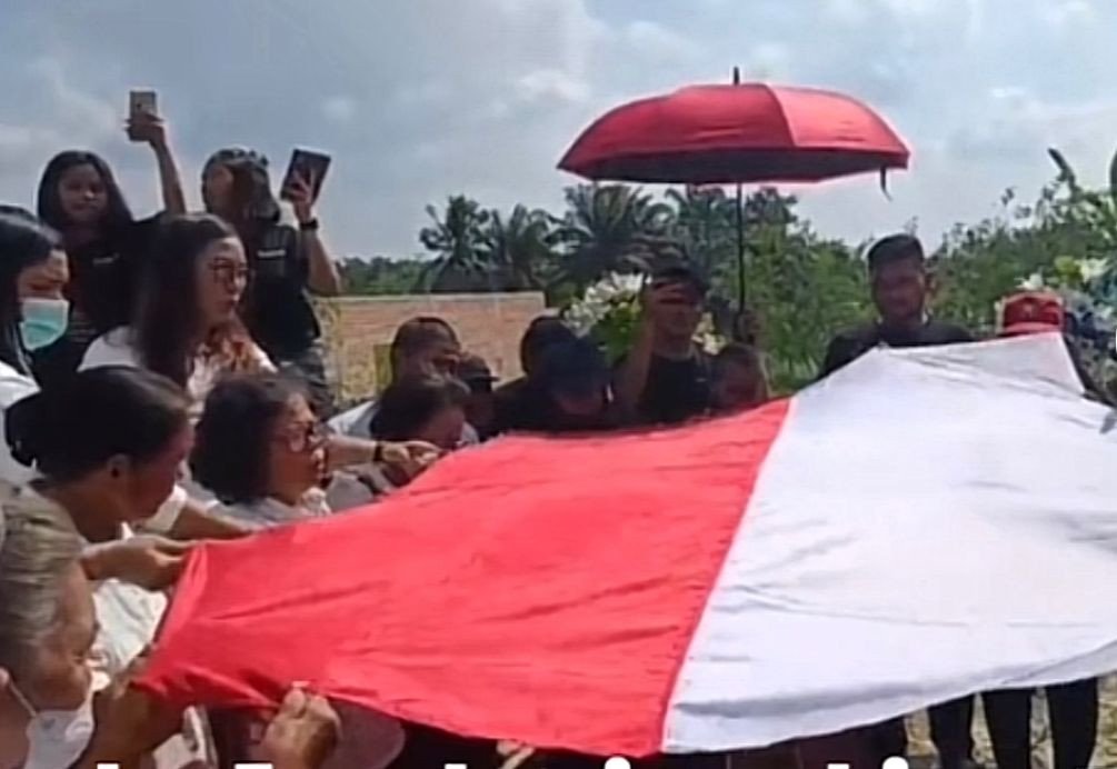 Rayakan Hari Kemerdekaan Keluarga Bentangkan Bendera Merah Putih Diatas Makam Brigadir J