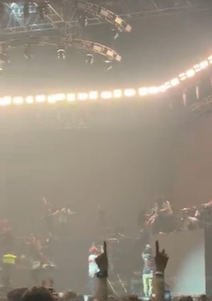 Ricuh Di Konser BMTH : Penonton Naik Ke Panggung Setelah Pertunjukan Dihentikan