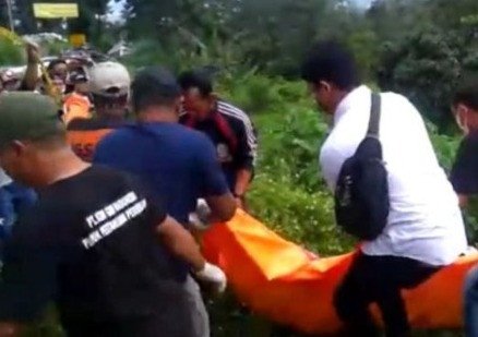 Terungkap Sosok Mayat Terbungkus Karpet di Dasar Jurang