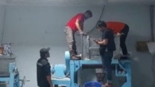 Tragis! Pekerja PabrikTewas Usai Masuk ke Mesin Penggilingan Bumbu Mie Instan