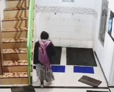 Tragis! Wanita ini Melahirkan Bayi Sendirian Hingga Buang Dibawah Tangga Dalam Masjid