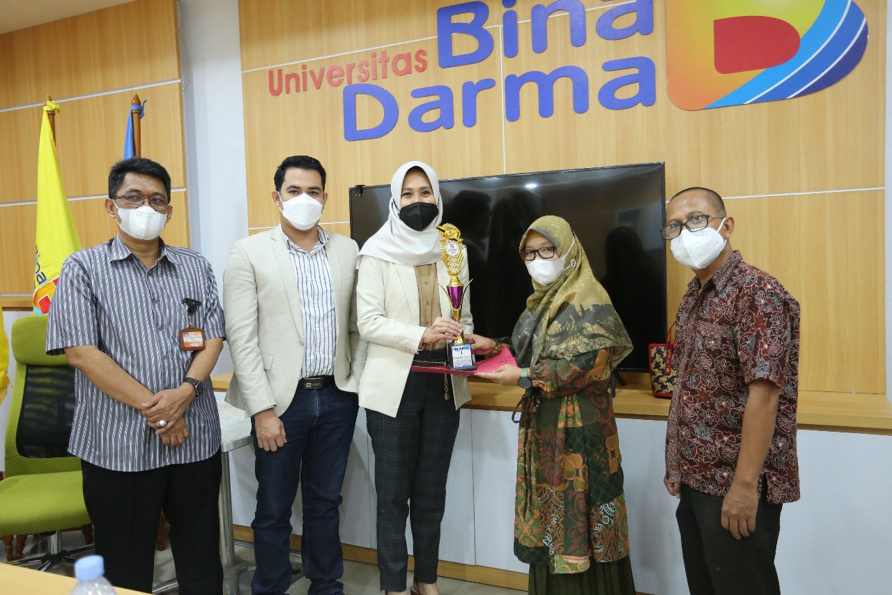 Tujuh Pemenang BP Competition Mendapatkan Hadiah dari Rektor Sunda Ariana