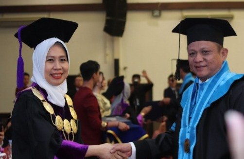 Universitas Bina Darma Sukses Gelar Wisuda, Bupati Oku Timur Beri Kesan Dan Pesan Sebagai Alumni Baru