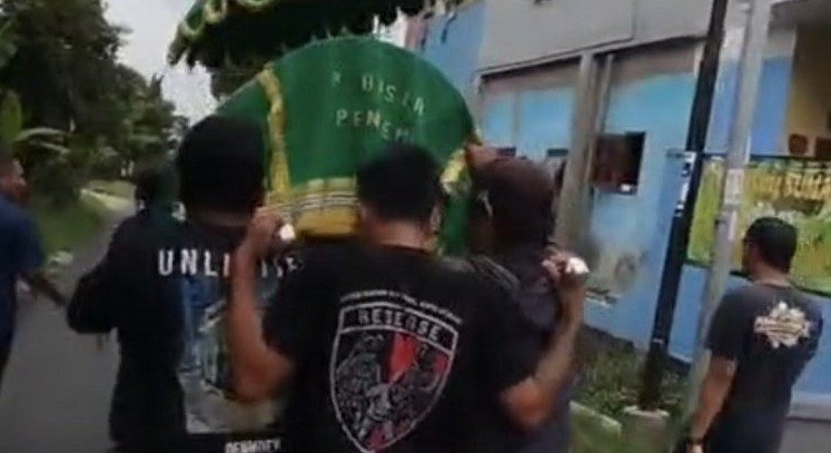 Miris! Pemuda Bercanda Saat Membawa Keranda Jenazah Tuai Kecaman Netizen