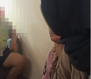 Viral! Aksi Istri Sah Labrak Suami yang Selingkuh dengan Janda