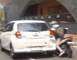 Viral Aksi Ngonten Pengemudi Motor Hantam Mobil, Tuai Kecaman Netizen