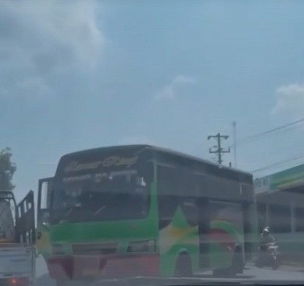 Viral Duel Sengit 2 Sopir Bus Ditengah Jalan : Rebutan Penumpang