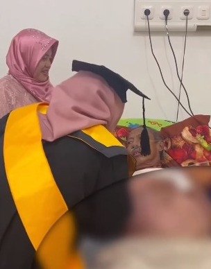 Viral Kisah Haru Mahasiswi UIN Lampung Beri Kado Terakhir untuk Sang Ayah