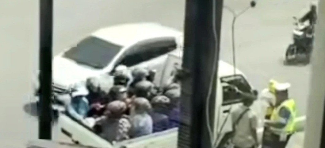 Viral Mobil Pickup Ditilang Usai Angkut Penumpang Gunakan Helm