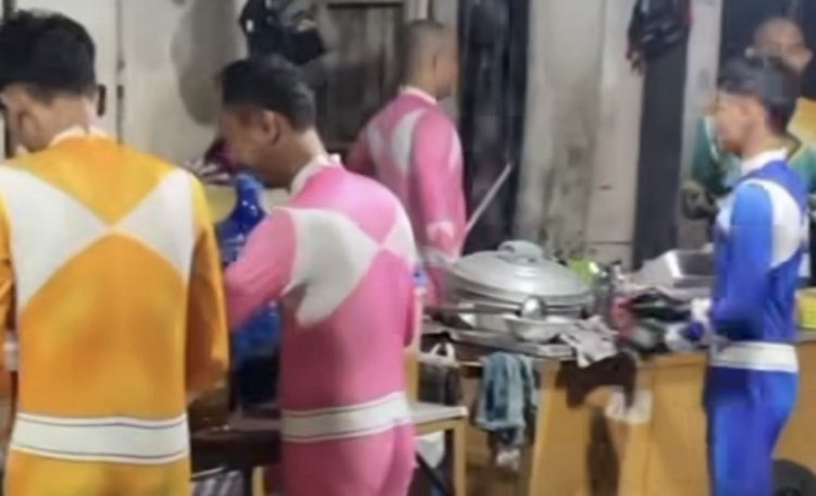 Viral: Pegawai Warung Bakso Tampil Beda dengan Kostum Power Rangers
