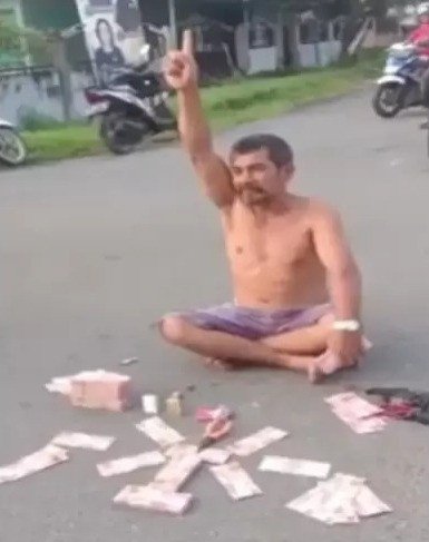Viral Pria Tanpa Baju Pamer Tumpukan Uang Duduk Santai Di Persimpangan Jalan