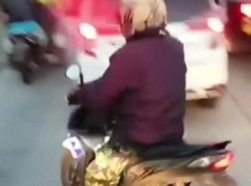 Viral Seorang Pria Berseragam TNI Minta Setoran Ke Sejumlah Pengendara Truk yang Melintas