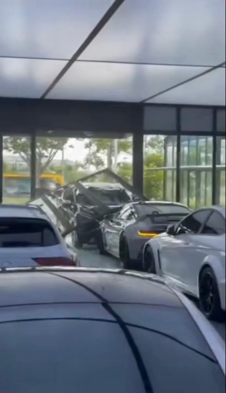 Viral: Sopir Xpander Tabrak Porsche yang Parkir di Showroom PIK