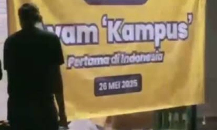 Viral Spanduk Bertuliskan “Akan Dibuka Ayam Kampus” Dekat ITS Surabaya, Bikin Heboh