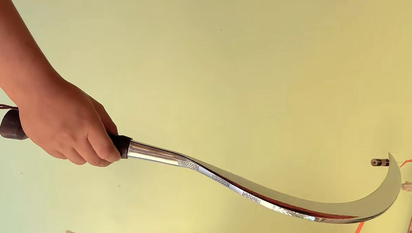 Wanita 28 Tahun Ditangkap Usai Diduga Begal Pelajar, Motor Honda Vario dan Celurit Diamankan